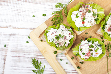 Obraz na płótnie Canvas sandwiches with cottage cheese, chives and salad.