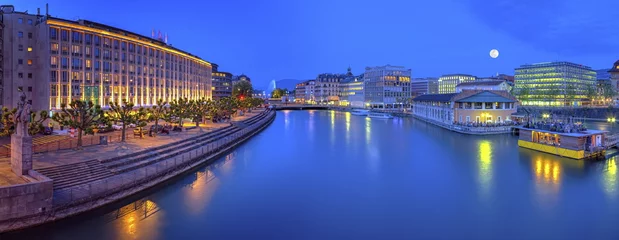 Foto op Plexiglas Urban view with famous fountain and Rhone river, Geneva © Elenarts