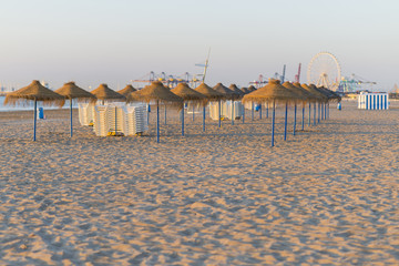 Sombrillas y hamacas de playa.