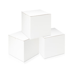 白い箱/段ボールで出来ている白い箱