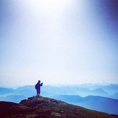 Obraz premium traveler on top of the mountain taking pictures