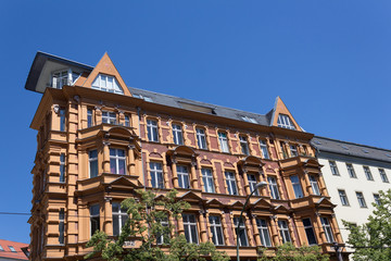 Fototapeta na wymiar Altbau Fassade Berlin Mitte - saniertes Wohnhaus