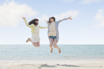 海辺で遊ぶ女の子たち