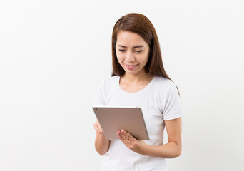 Fototapeta premium Kobieta korzysta z komputera tablat