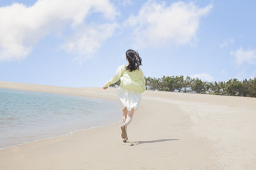 海辺で遊ぶ女の子
