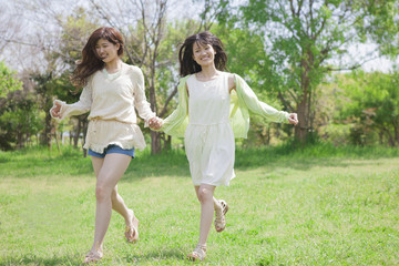 Obraz premium 散歩をする女の子たち