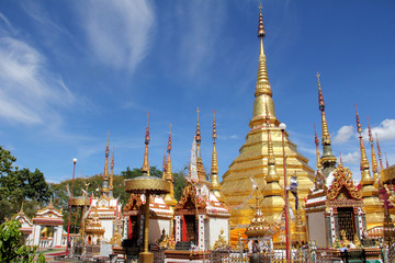 gold pagoda wat phra borommathat
