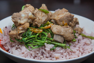 Rapporteur fried rice and pork ribs, Thai fodd.