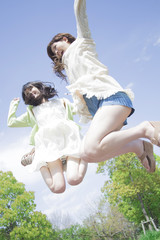 ジャンプする女の子たち