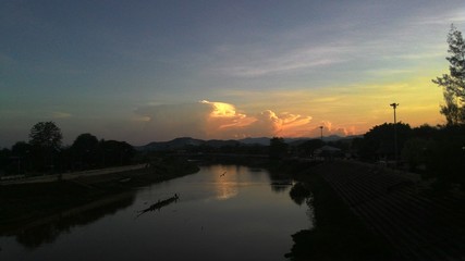 Obraz premium Long-boat trainning until sunset for a winner.