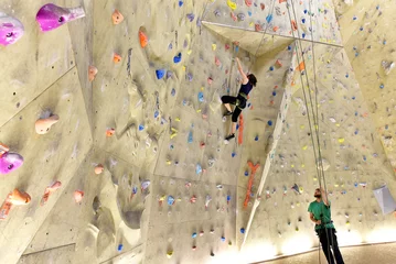 Zelfklevend Fotobehang Klettersport in einer Kletterhalle // climb in a climbing gym © industrieblick