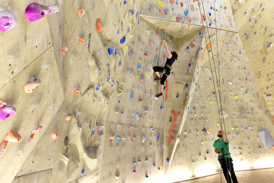 Klettersport in einer Kletterhalle // climb in a climbing gym