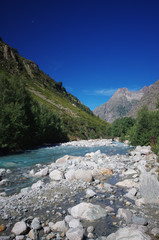 torrent de montagne - alpes 