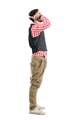 Naklejka premium Side view of retro fashioned man with headphones