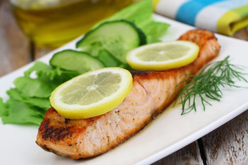 Grilled salmon with lemon

