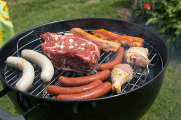 Grillades et barbecue en été dans le jardin