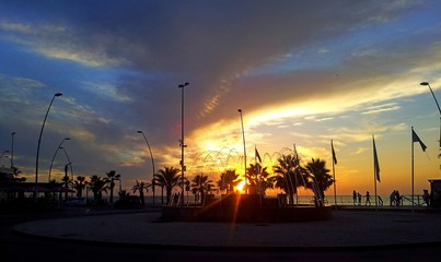 Fototapeta premium Paseo marítimo a contraluz