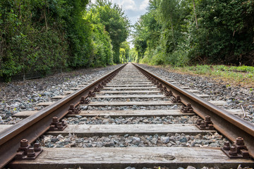 Weg zum Ziel entlang einer Eisenbahnschiene