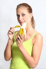 Frau schält Banane
