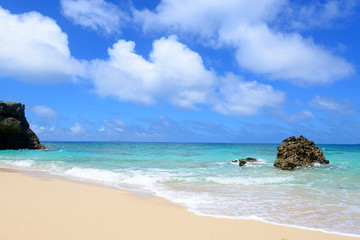 南国の美しいビーチと紺碧の空