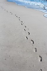 Fußspuren am Strand von Camps Bay /SA