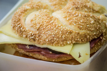 Jausenweckerl mit Wurst, Käse und Sesam