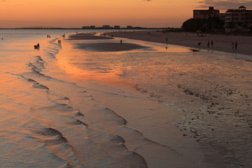 Blick vom Pier auf den abendlichen Strand von Fort Myers Beach