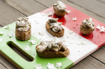 bruschetta with mushrooms in cream sauce 