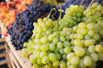  Fresh healthy fruit ready for selling/Fresh grapes on market