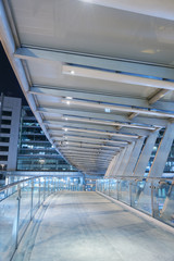 Fototapeta premium Empty pedestrian transition over busy street in urban city