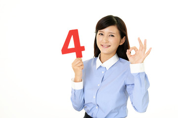 数字の4を持つ女性
