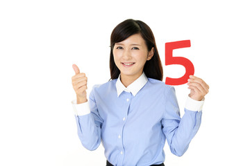 数字の5を持つ女性