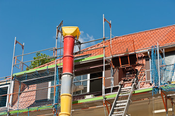 Haussanierung - Dachausbau - mit Schuttrutsche und Bauaufzug