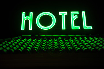 Hotel nocturno con letrero de neón verde