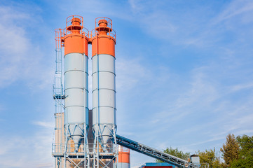 Silos for the production of cement