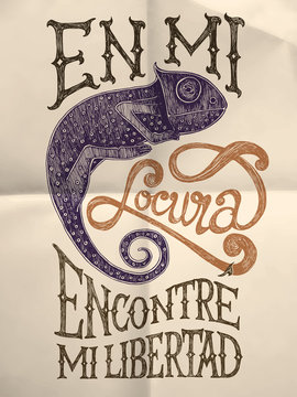 Illustration of chameleon with "En mi locura encontre mi libertad" hand drawn quote on textured paper background