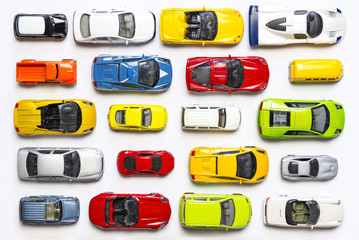 Vue aérienne sur des jouets de voiture colorés