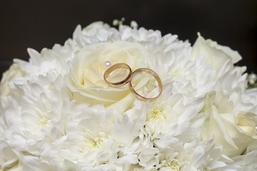 Свадебный букет невесты с кольцами