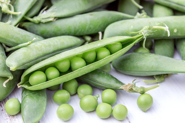 fresh peas / many green pea pods