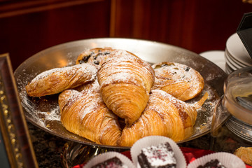 круассаны на тарелке