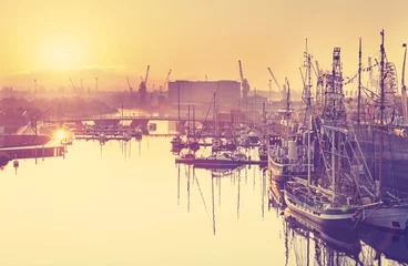 Fototapete Stadt am Wasser Vintage getönten schönen Sonnenaufgang über dem Hafen in Stettin, Polen.