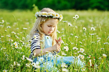 girl with daisy