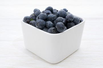 Frische Blaubeeren in einer weißen Schale