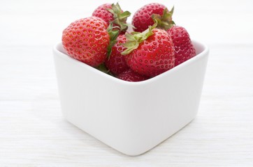 Frische Erdbeeren in einer weißen Schale