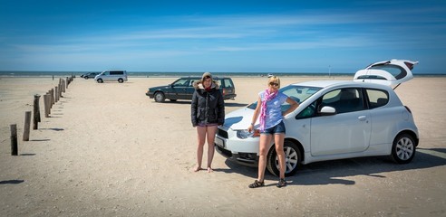 Mit dem Auto am Strand der Nordsee in Dänemark