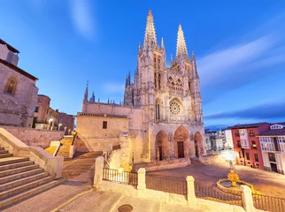 Zelfklevend Fotobehang Monument Kathedraal van Burgos in het avondlicht