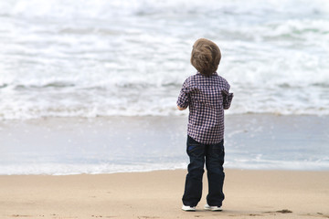 Niño mirando el mar