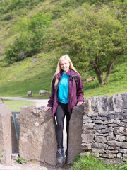 Naklejka premium woman walking in peak district