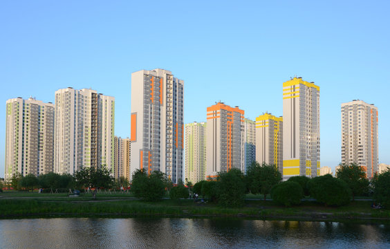 Жилой высотный микрорайон на берегу озера