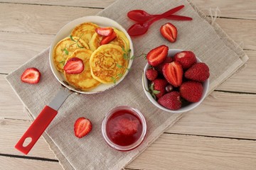 pancakes with strawberries